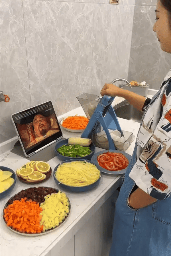 Manual vegetable slicer